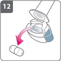 Adem daarna rustig uit langs de mond (nooit uitademen in de inhalator). Herhaal stap 8 tot 12 om de capsule volledig leeg te maken. 12. Open het mondstuk en verwijder de lege capsule.