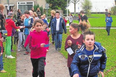 Voordat de kinderen van t Startnest zo veel mogelijk rondjes gaan rennen voor dit goede doel, wordt de school heropend door wethouder Zijlstra.