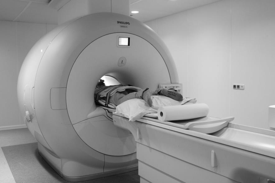 In de MRI-kamer ligt u meestal op uw buik op de onderzoekstafel. De laborant schuift u in het apparaat. Het apparaat ziet eruit als een grote lange ronde tunnel die aan de uiteinden open is.
