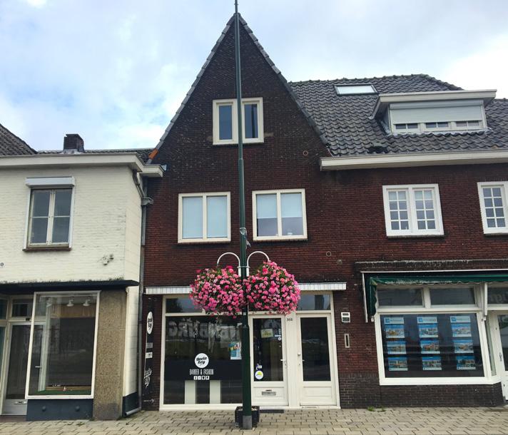 Aan de rand van het centrum van Geldrop gesitueerde winkel-/kantoorruimte met 4-kamer bovenwoning voorzien van ruim dakterras.