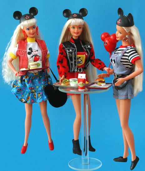 In het Californische Disneyland zijn dat er vier. In de jaren 1995 t/m 1997 neemt Barbie in ieder geval altijd eerst de Monorail om haar naar Tomorrowland te brengen.