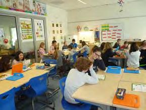 Mini-studenten: Bijna elke maandag, dinsdag en woensdag oefenen alle kinderen met een maatje het technisch vlot lezen van woorden m.b.v. de methode Vloeiend en Vlot.