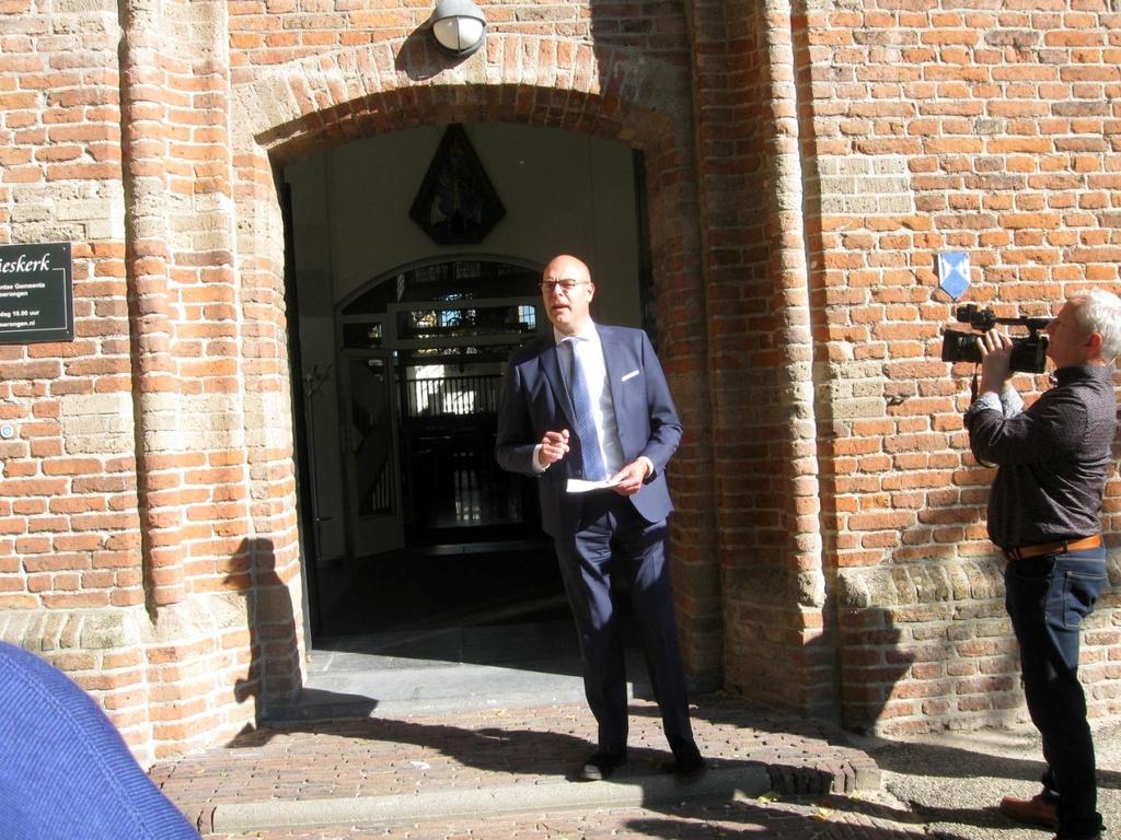 Wethouder Boonzaaijer opent de geheel gerestaureerde Andrieskerk toren. Onder toezicht van filmer Arie Rebergen.