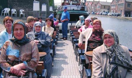 Nieuwe aanpak Taal Op Maat in Nieuwland Groepen moeders krijgen Nederlandse les op school door Sarah Hamel Taal op Maat biedt gratis Nederlandse taalles aan huis voor vrouwen in Schiedam en