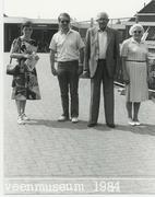 B) Johan en Cobie met pa en ma Hoezenin 1984 in
