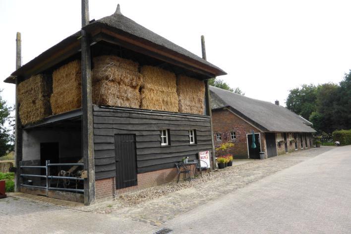 Je ziet ook een kleinere 'potstal' onder de hooimijt, zogeheten 'Steltenberg' Rustpunt Rabbinge 4 Bij sommige particulieren, vaak idyllisch gelegen