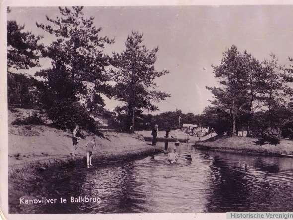 5 Heuveltjesbosbad Toen: recreatieplas/kanovijver Balkbrug: het Heuveltjesbosbad werd in 1937 aangelegd als kanovijver in de prachtige bosrijke omgeving genaamd Heuvelenbosch.