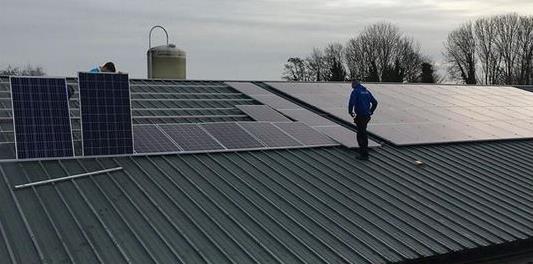 PRODUCTIE-INSTALLATIE De productie-installatie wordt geplaatst op het dak van Fa. Wit, gevestigd aan de Westerblokker 14-A 1695 AG Blokker.