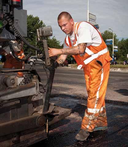 In de infra werk je meestal voor de overheid of grote bedrijven die gespecialiseerd zijn in grond-, water- of wegenbouw.