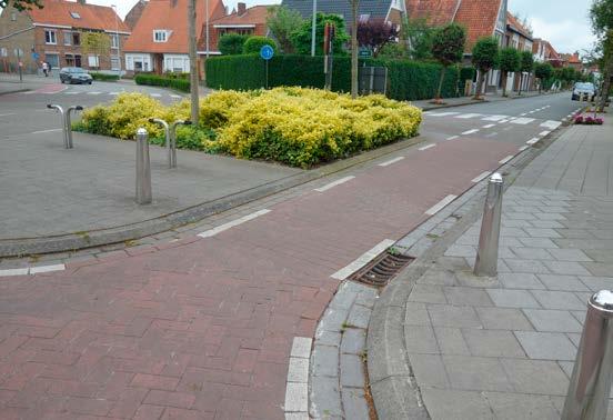 Odegemstraat elkaar kruisen. Gebruik het fietspad aan de rechterkant van de rijbaan.