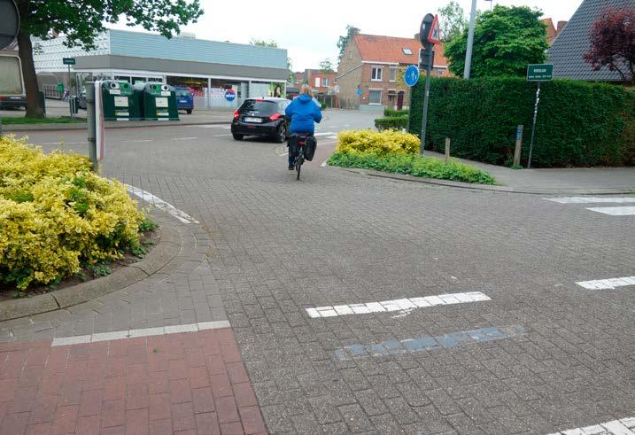2). 11.1 RECHTS AFSLAAN OP T-KRUISPUNT Het fietspad op het kruispunt Daverlostraat met Leliestraat doet dienst als een soort bypass.