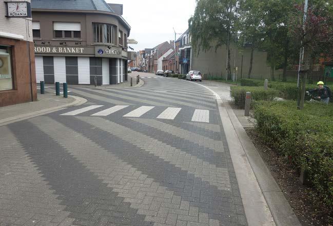 2 HOEK VONCKSTRAAT LEOPOLDSTRAAT: LINKS AFSLAAN De route start in de Vonckstraat en gaat centrum uitwaarts. In de Vonckstraat is er geen fietspad, rij hier dus rechts op de rijbaan.