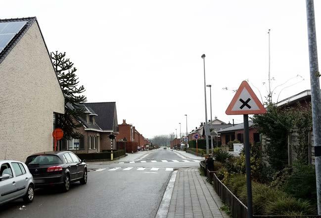 4 KRUISPUNT KOESTRAAT BERGENSE STEENWEG: LINKSAF Vooraleer op het kruispunt links af te slaan en de Zwanenberg in te rijden, geef je infoen oefenmoment 4.1.