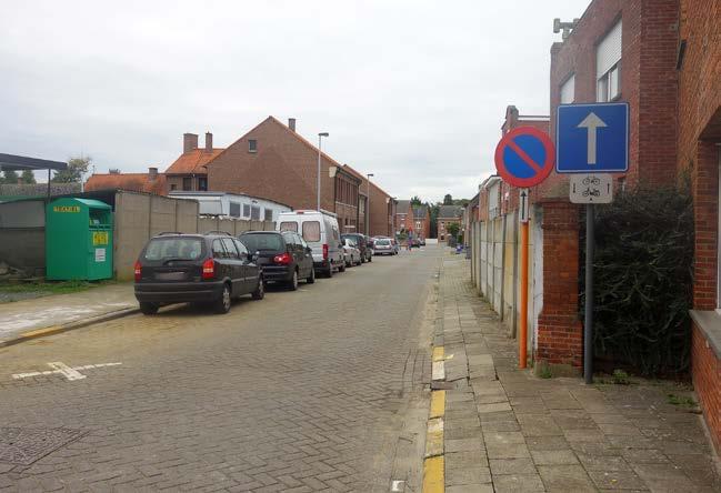 Stop even bij het verkeersbord en vraag de kinderen in welke richting auto s en fietsers mogen rijden. Herhaal info en oefening 2.1.