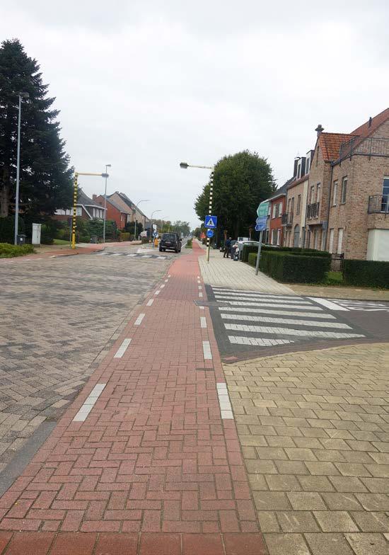 Hier is de fietsoversteekplaats uitsluitend aangeduid met de witte parallellogrammen aan beide zijden.