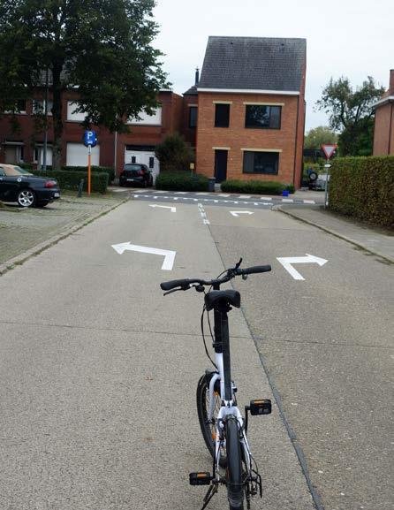 Op de Nijlense Steenweg zijn er links en rechts eenrichtingsfietspaden. Fiets op het fietspad aan de rechterkant van de rijbaan.