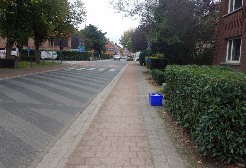 - Als zowel de rijbaan, het fietspad en het zebrapad op de Nijlense Steenweg vrij zijn, maak je een grote bocht naar links naar het fietspad.