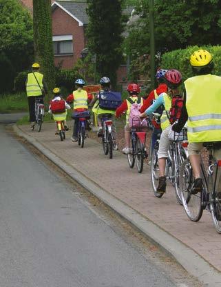 2 BETROKKENEN BIJ DE VERO LEERKRACHTEN EN OUDERS Zij zijn de belangrijkste verkeersopvoeders. Met de VERO kunnen zij samen met de kinderen verkeerssituaties nog beter onder de knie krijgen.