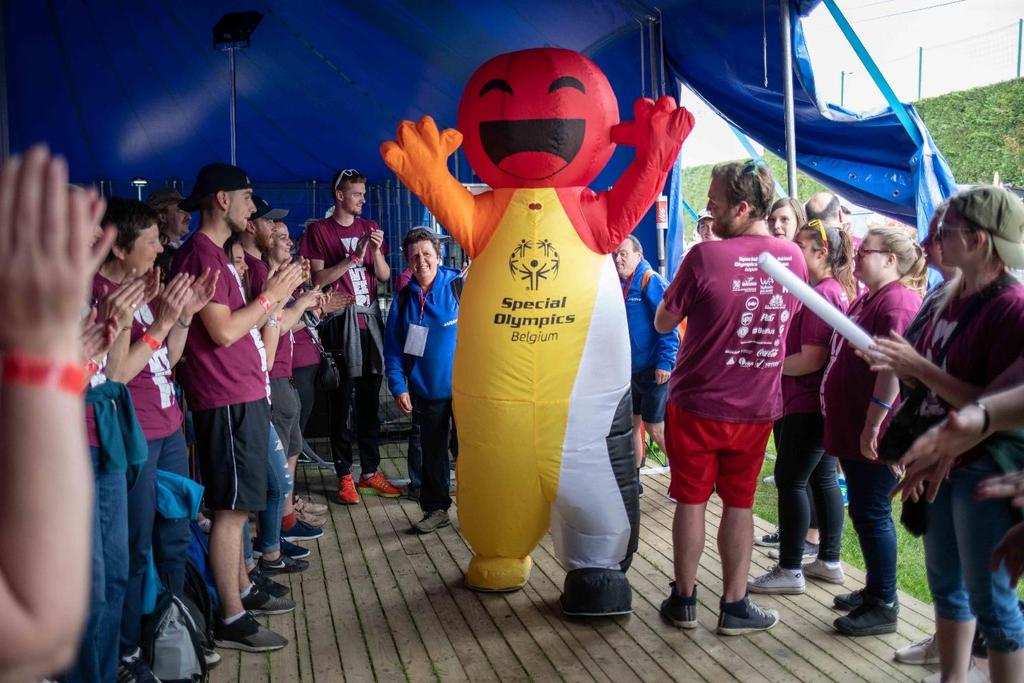 41 10. ANIMATIE Special Olympics Belgium stelt een volledig animatieprogramma voor met muziek, dans, zang, clowns, robots en nog veel meer activiteiten die zowel de atleten als het publiek aanspreken.