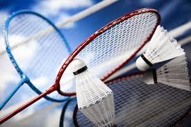 BADMINTON Badminton is een populaire racketsport waar je ook als beginner meteen plezier aan beleeft. Je mag vrij spelen. Breng bij voorkeur een tegenspeler mee.