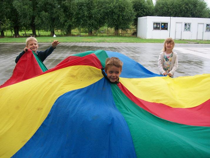 Vanaf 7u30 is er vooropvang en na de activiteiten kunnen ze blijven tot 18u. De kinderen zijn dan vrij om te spelen. Graag deze uren respecteren!