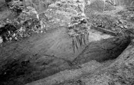 De dakbedekking in fase 4 bestond uit tegulae (dakpannen) en imbrices (vorsten). Bij de vijfde fase van het castellum gebruikten de Romeinen voor het eerst tufsteen voor de principia.