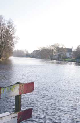 De huidige Oude Rijn bij Valkenburg. worden afgelezen dat in de loop van de tijd, de bedding van de Rijn dus in noordoostelijke richting is opgeschoven. De situatie bij Valkenburg was als volgt.