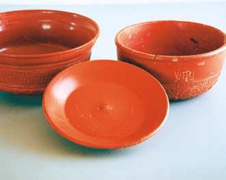 aardewerk Veel gebruiksvoorwerpen zoals borden, kommen en bekers waren in de prehistorie en in de Romeinse tijd (en in de Middeleeuwen en eigenlijk tot in onze tijd) gemaakt van aardewerk.