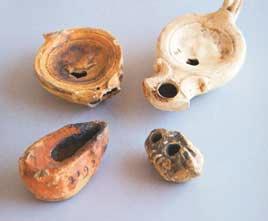 Het waren de Romeinen die het aardewerk dat op de pottenbakkerschijf was gemaakt, in ons land introduceerden. Naast dat Romeinse aardewerk bleef het lokale materiaal ook gewoon bestaan.