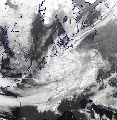 Het centrum van de ULL daarentegen is geheel bedekt met lage bewolking die wit is het VIS, figuur 16, en grijs op het