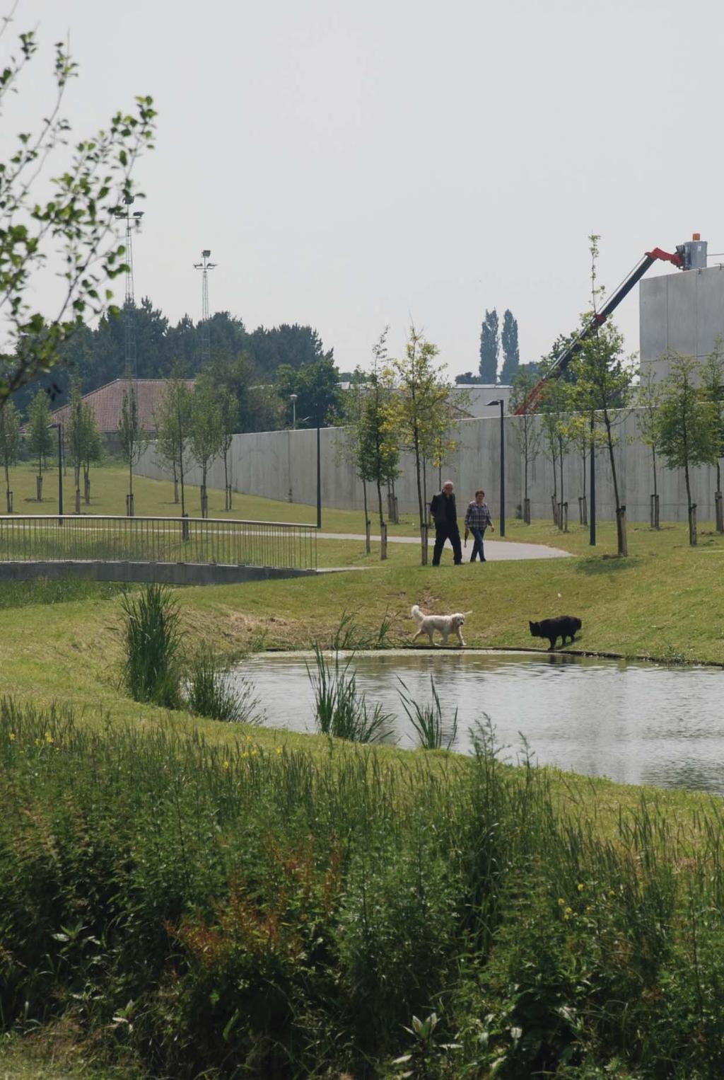 Een publiek park als meerwaarde naar de omgeving en hemelwaterbuffering.