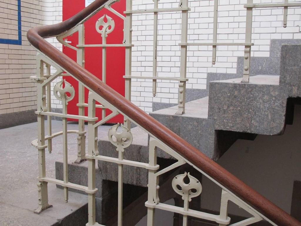 Zicht op de oorspronkelijke balustrade van de keizertrap in het centrale trappenhuis.