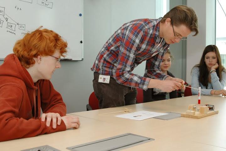 Het maken van een electromotor Toon Hardeman Jeroen Janssen Tijdens deze workshop maken we kennis met de