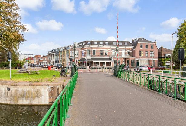 Je woont hier comfortabel in een appartement uit 2001 met een heerlijk zonnig terras grenzend aan een afgesloten