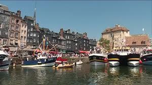 Het middelpunt van het stadje is de Vieux Bassin, de Oude Haven. Rondom staan huizen met hoge gevels en daken van leisteen.