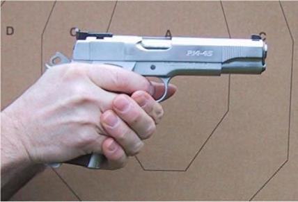 STAGE 6 Grip - Schiethouding Page 1 of 1 De Grip IPSC schutters gebruiken meestal beide handen om het pistool in een stevige en gecontroleerde greep vast te houden, de zogenaamde Freestyle grip.