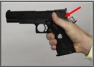Stap 2 : Met de loop naar de backstop gericht kantel het pistool lichtjes horizontaal (naar de weak