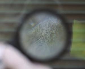 Het Team Inbraken heeft daarvoor de deskundigheid én gespecialiseerd materiaal: poeders, gellifters, borstels, swabs