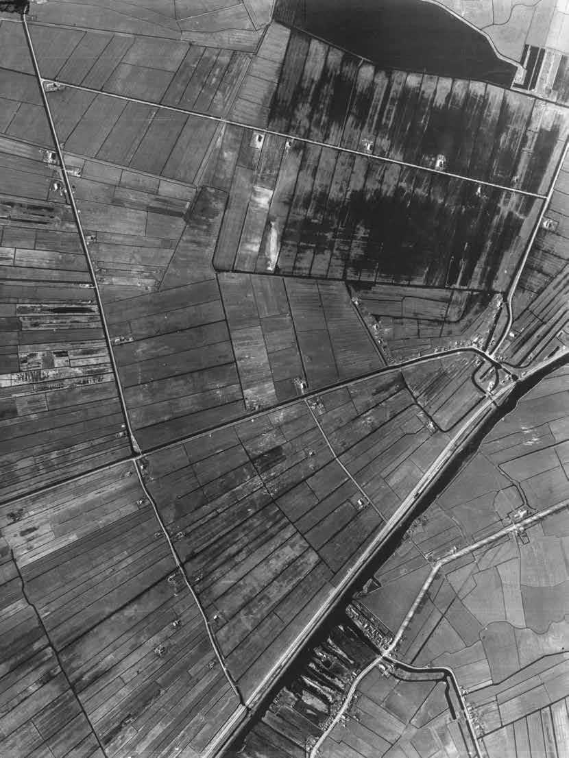 Op deze luchtfoto uit 1945 zijn de smalle, naar elkaar toe
