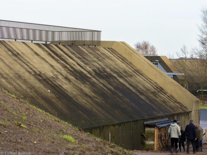 Verderop stond een bunker gebruikt als kogelvanger. Herinneringspad Langs de boordschietbaan is een herinneringspad aangelegd met persoonlijke verhalen uit de oorlogstijd in het Fliegerhorstgebied.