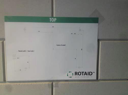 Gebruik de meegeleverde 4 pluggen voor een stevige verankering. Linksonder op de achterwand treft u een oog aan, verzegeld met een rubberen stop.