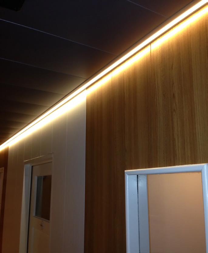 Kast- & inbouwverlichting LED-strips & toebehoren LED-strips & toebehoren Flexibele zelfklevende kwaliteit LED-strips met 60 LEDs (4.8 watt) per meter of 120 LEDs (9.6 watt) per meter.
