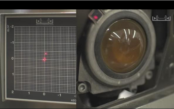 Figuur 8: Radarsensor met stelmogelijkheden en reflectiebord. Foto: Koch 1.5 Vragen een opgaven 1. Waar staat de afkorting ADAS voor? 2. Wat doet een LDW-systeem precies? 3. Waar staat BSD voor? 4.