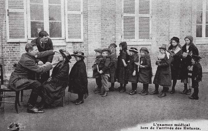 kinderen. Groepsfoto van meisjes die in een schoolkolonie Een betere bestemming was Zwitserland.