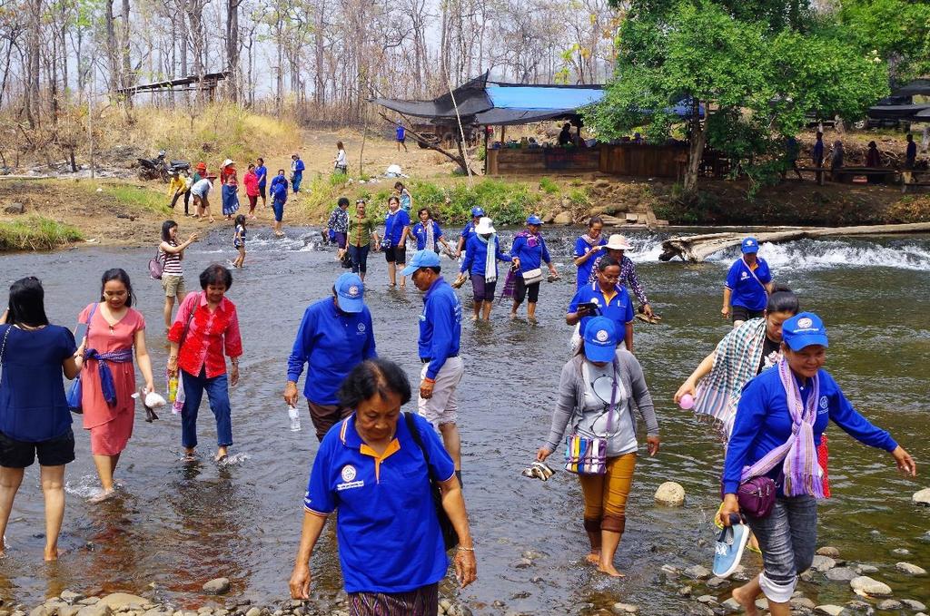 Rond 12 uur fluit Koy de groep bijeen en vertrekken we naar een rivier om te picknicken. De rivier staat nu laag omdat het nu de droge periode is in Cambodja.