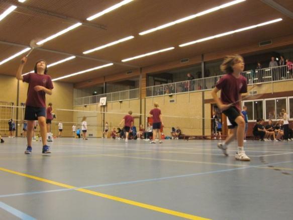 Uitnodiging Dit mag misschien ook een uitnodiging zijn naar meer ouders die een stukje willen bijdragen in het wel en wee van onze vereniging. Badmintonkennis is daar niet altijd voor nodig.