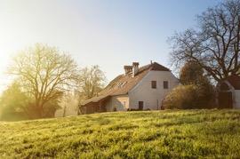 Iets wat niet het geval is bij een vrijstaande woning, een bouwvorm die vooral voorkomt buiten de stad.