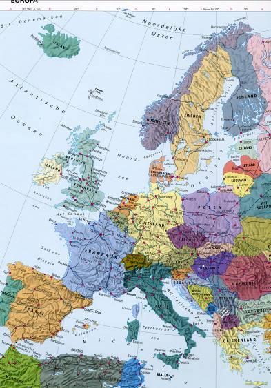 vorm van lijntjes en kleurvakken. Er zijn natuurkundige kaarten en staatkundige kaarten. In de Grote Bosatlas vind je bijvoorbeeld overzichtskaarten van de wereld en Europa.