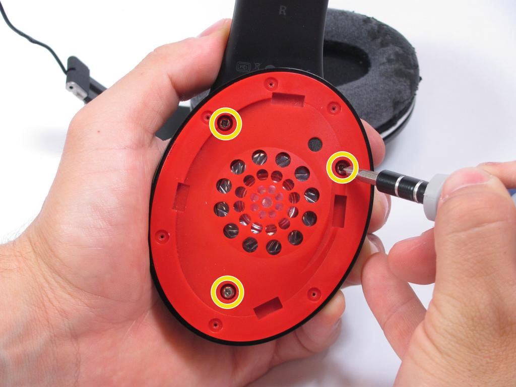 Stap 10 Gebruik een 0 kruiskopschroevendraaier om de 8 mm Phillips schroeven van de luidspreker montage op zijn plaats te verwijderen. Er moeten 3 schroeven in elk oordopje.