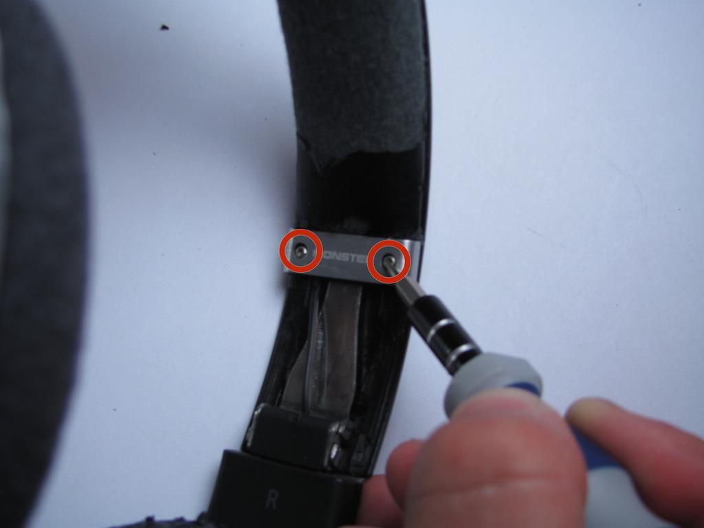 De scharnierpennen kunnen uit schuiven bij verwijdering van de zwarte scharnier stuk uit de vorige stap.